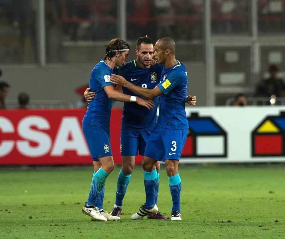 Brasil vence Peru por 2 a 0, no Estdio Nacional, em Lima, com gols de Gabriel Jesus e Renato Augusto