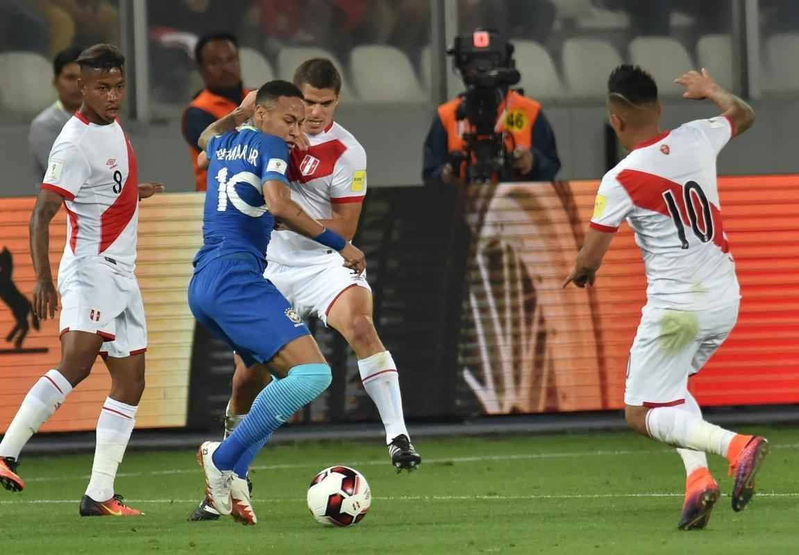 Brasil vence Peru por 2 a 0, no Estdio Nacional, em Lima, com gols de Gabriel Jesus e Renato Augusto