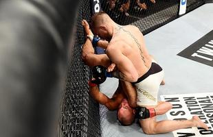 Irlandês vence por nocaute técnico e conquista segundo cinturão no UFC