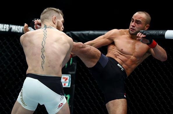 Campeo do peso pena, Conor McGregor nocauteia Eddie Alvarez no UFC 205, em Nova York, e conquista o cinturo do peso leve. 'Notorious' se torna o primeiro lutador na histria do UFC a ser campeo em duas categorias ao mesmo tempo