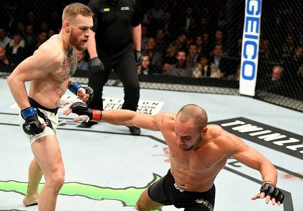 Campeo do peso pena, Conor McGregor nocauteia Eddie Alvarez no UFC 205, em Nova York, e conquista o cinturo do peso leve. 'Notorious' se torna o primeiro lutador na histria do UFC a ser campeo em duas categorias ao mesmo tempo