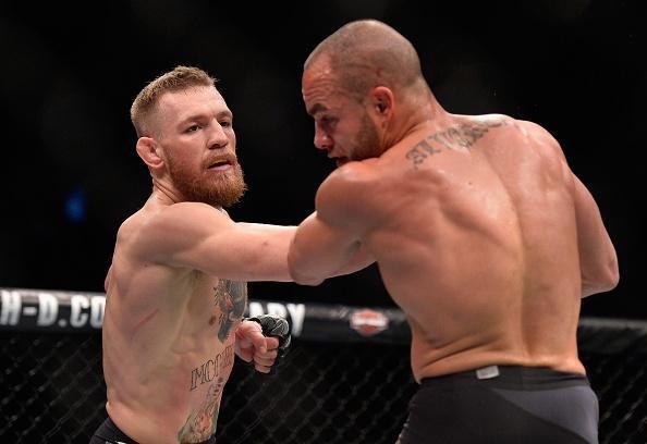 Campeo do peso pena, Conor McGregor nocauteia Eddie Alvarez no UFC 205, em Nova York, e conquista o cinturo do peso leve. 'Notorious' se torna o primeiro lutador na histria do UFC a ser campeo em duas categorias ao mesmo tempo