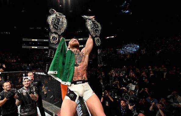 Campeo do peso pena, Conor McGregor nocauteia Eddie Alvarez no UFC 205, em Nova York, e conquista o cinturo do peso leve. 'Notorious' se torna o primeiro lutador na histria do UFC a ser campeo em duas categorias ao mesmo tempo