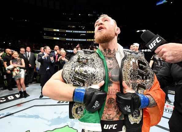 Campeo do peso pena, Conor McGregor nocauteia Eddie Alvarez no UFC 205, em Nova York, e conquista o cinturo do peso leve. 'Notorious' se torna o primeiro lutador na histria do UFC a ser campeo em duas categorias ao mesmo tempo