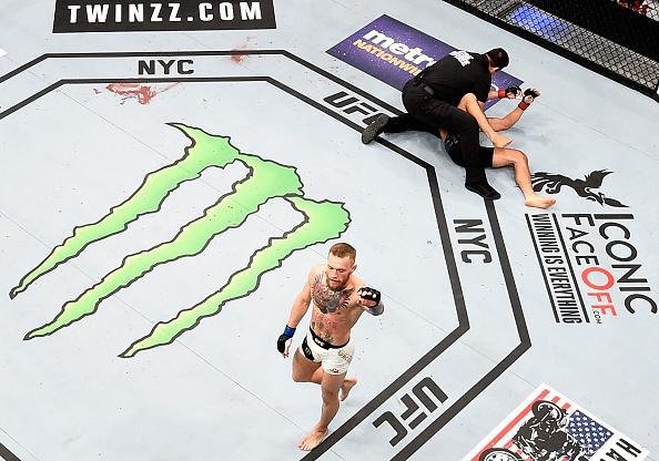 Campeo do peso pena, Conor McGregor nocauteia Eddie Alvarez no UFC 205, em Nova York, e conquista o cinturo do peso leve. 'Notorious' se torna o primeiro lutador na histria do UFC a ser campeo em duas categorias ao mesmo tempo