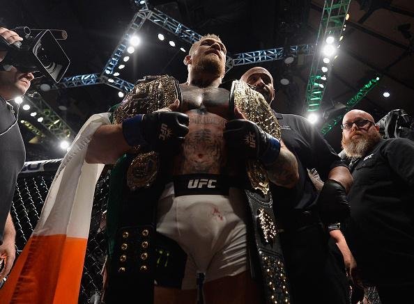 Campeo do peso pena, Conor McGregor nocauteia Eddie Alvarez no UFC 205, em Nova York, e conquista o cinturo do peso leve. 'Notorious' se torna o primeiro lutador na histria do UFC a ser campeo em duas categorias ao mesmo tempo