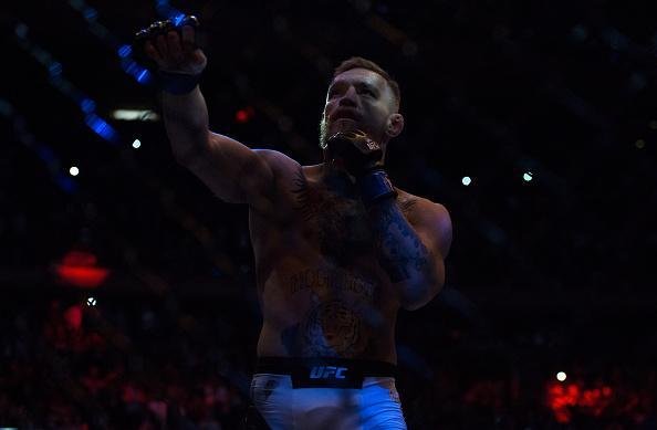 Campeo do peso pena, Conor McGregor nocauteia Eddie Alvarez no UFC 205, em Nova York, e conquista o cinturo do peso leve. 'Notorious' se torna o primeiro lutador na histria do UFC a ser campeo em duas categorias ao mesmo tempo