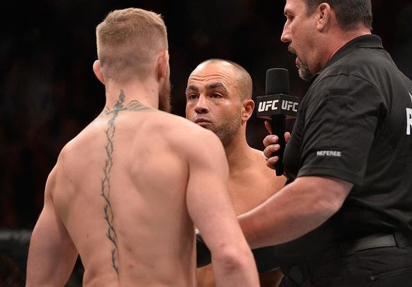 Campeo do peso pena, Conor McGregor nocauteia Eddie Alvarez no UFC 205, em Nova York, e conquista o cinturo do peso leve. 'Notorious' se torna o primeiro lutador na histria do UFC a ser campeo em duas categorias ao mesmo tempo
