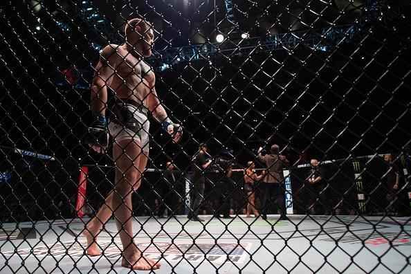 Campeo do peso pena, Conor McGregor nocauteia Eddie Alvarez no UFC 205, em Nova York, e conquista o cinturo do peso leve. 'Notorious' se torna o primeiro lutador na histria do UFC a ser campeo em duas categorias ao mesmo tempo