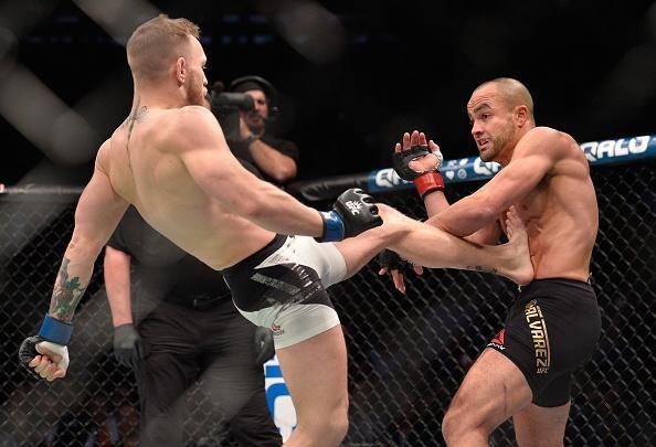 Campeo do peso pena, Conor McGregor nocauteia Eddie Alvarez no UFC 205, em Nova York, e conquista o cinturo do peso leve. 'Notorious' se torna o primeiro lutador na histria do UFC a ser campeo em duas categorias ao mesmo tempo