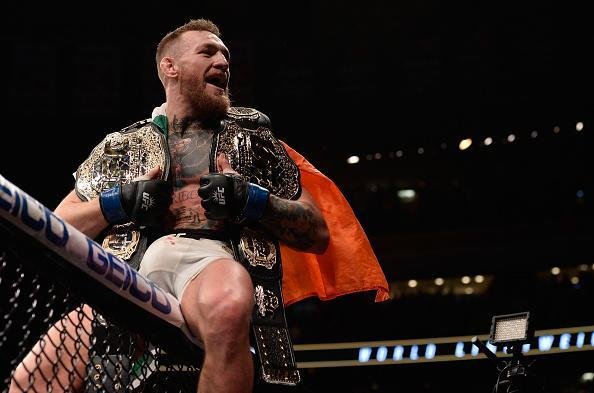 Campeo do peso pena, Conor McGregor nocauteia Eddie Alvarez no UFC 205, em Nova York, e conquista o cinturo do peso leve. 'Notorious' se torna o primeiro lutador na histria do UFC a ser campeo em duas categorias ao mesmo tempo