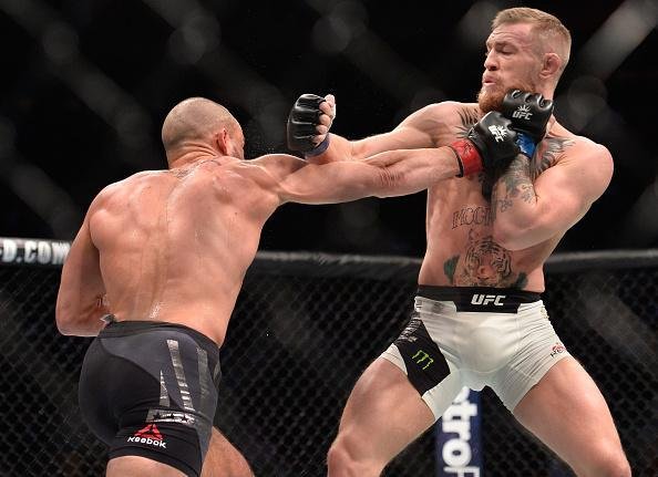 Campeo do peso pena, Conor McGregor nocauteia Eddie Alvarez no UFC 205, em Nova York, e conquista o cinturo do peso leve. 'Notorious' se torna o primeiro lutador na histria do UFC a ser campeo em duas categorias ao mesmo tempo
