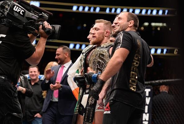 Campeo do peso pena, Conor McGregor nocauteia Eddie Alvarez no UFC 205, em Nova York, e conquista o cinturo do peso leve. 'Notorious' se torna o primeiro lutador na histria do UFC a ser campeo em duas categorias ao mesmo tempo