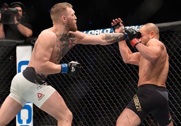 Campeo do peso pena, Conor McGregor nocauteia Eddie Alvarez no UFC 205, em Nova York, e conquista o cinturo do peso leve. 'Notorious' se torna o primeiro lutador na histria do UFC a ser campeo em duas categorias ao mesmo tempo