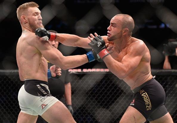 Campeo do peso pena, Conor McGregor nocauteia Eddie Alvarez no UFC 205, em Nova York, e conquista o cinturo do peso leve. 'Notorious' se torna o primeiro lutador na histria do UFC a ser campeo em duas categorias ao mesmo tempo