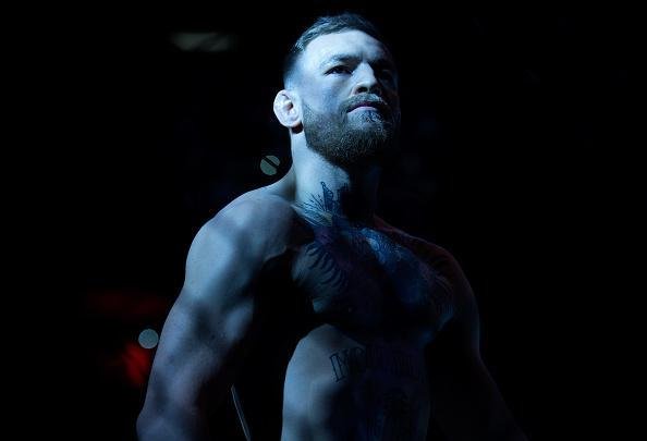 Campeo do peso pena, Conor McGregor nocauteia Eddie Alvarez no UFC 205, em Nova York, e conquista o cinturo do peso leve. 'Notorious' se torna o primeiro lutador na histria do UFC a ser campeo em duas categorias ao mesmo tempo