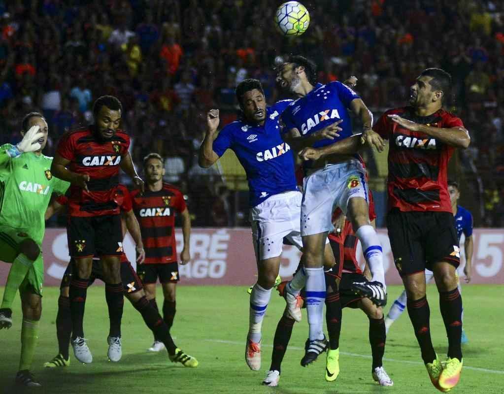 Imagens do jogo entre Sport e Cruzeiro na Ilha do Retiro