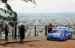 Piloto Ricardo Maurício esteve no Mirante do Mangabeiras, em Belo Horizonte, para divulgar primeira prova da Stock Car em Minas, marcada para domingo, em Curvelo