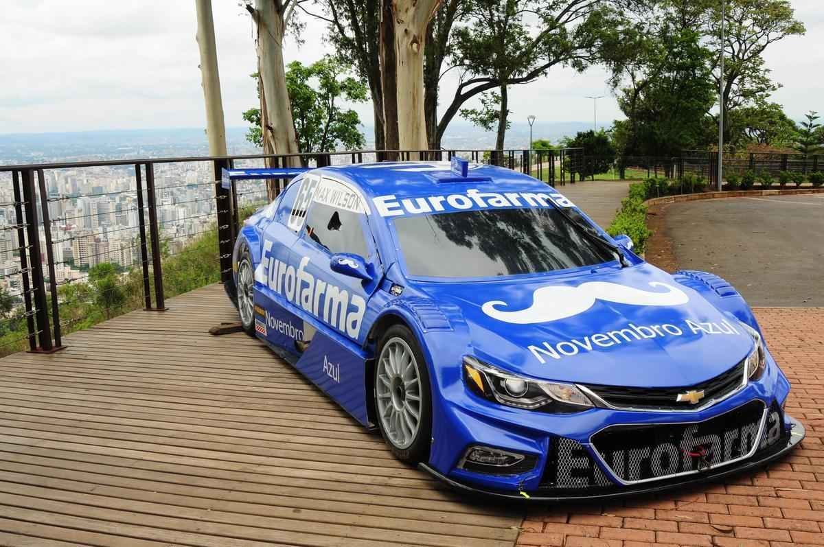 Piloto Ricardo Maurcio esteve no Mirante do Mangabeiras, em Belo Horizonte, para divulgar primeira prova da Stock Car em Minas, marcada para domingo, em Curvelo