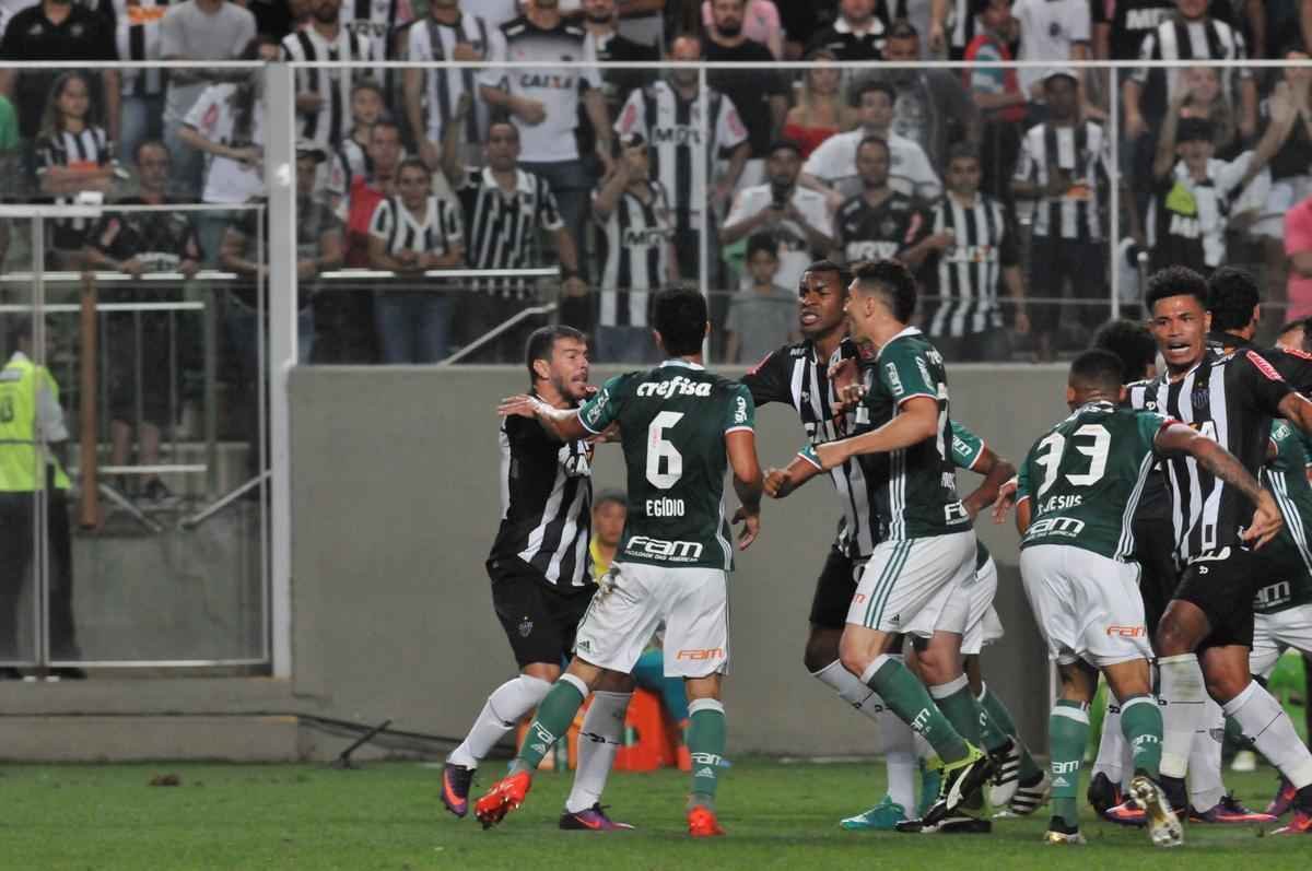 Imagens da confuso entre Leandro Donizete e Gabriel Jesus no Horto