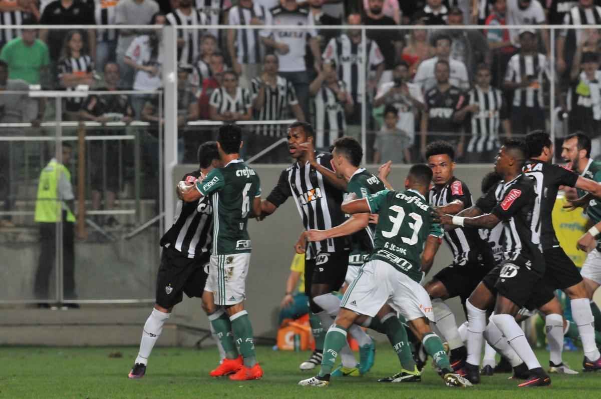 Imagens da confuso entre Leandro Donizete e Gabriel Jesus no Horto