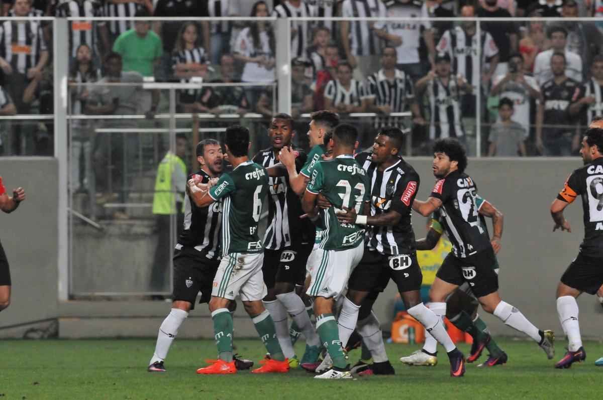 Imagens da confuso entre Leandro Donizete e Gabriel Jesus no Horto