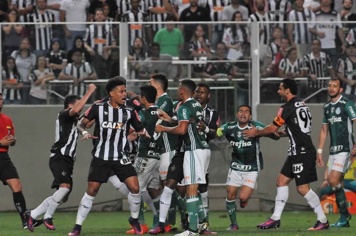 Imagens da confuso entre Leandro Donizete e Gabriel Jesus no Horto