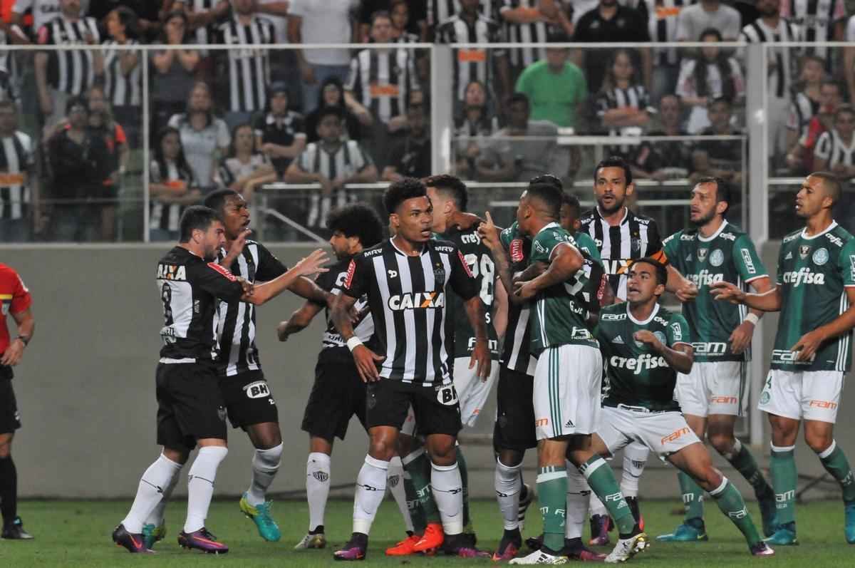 Imagens da confuso entre Leandro Donizete e Gabriel Jesus no Horto