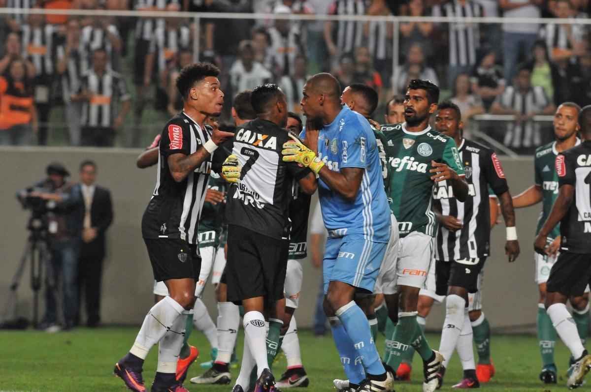 Imagens da confuso entre Leandro Donizete e Gabriel Jesus no Horto