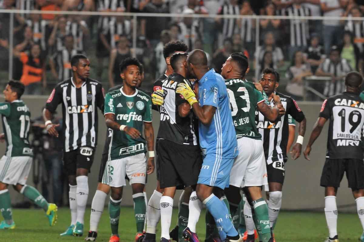 Imagens da confuso entre Leandro Donizete e Gabriel Jesus no Horto