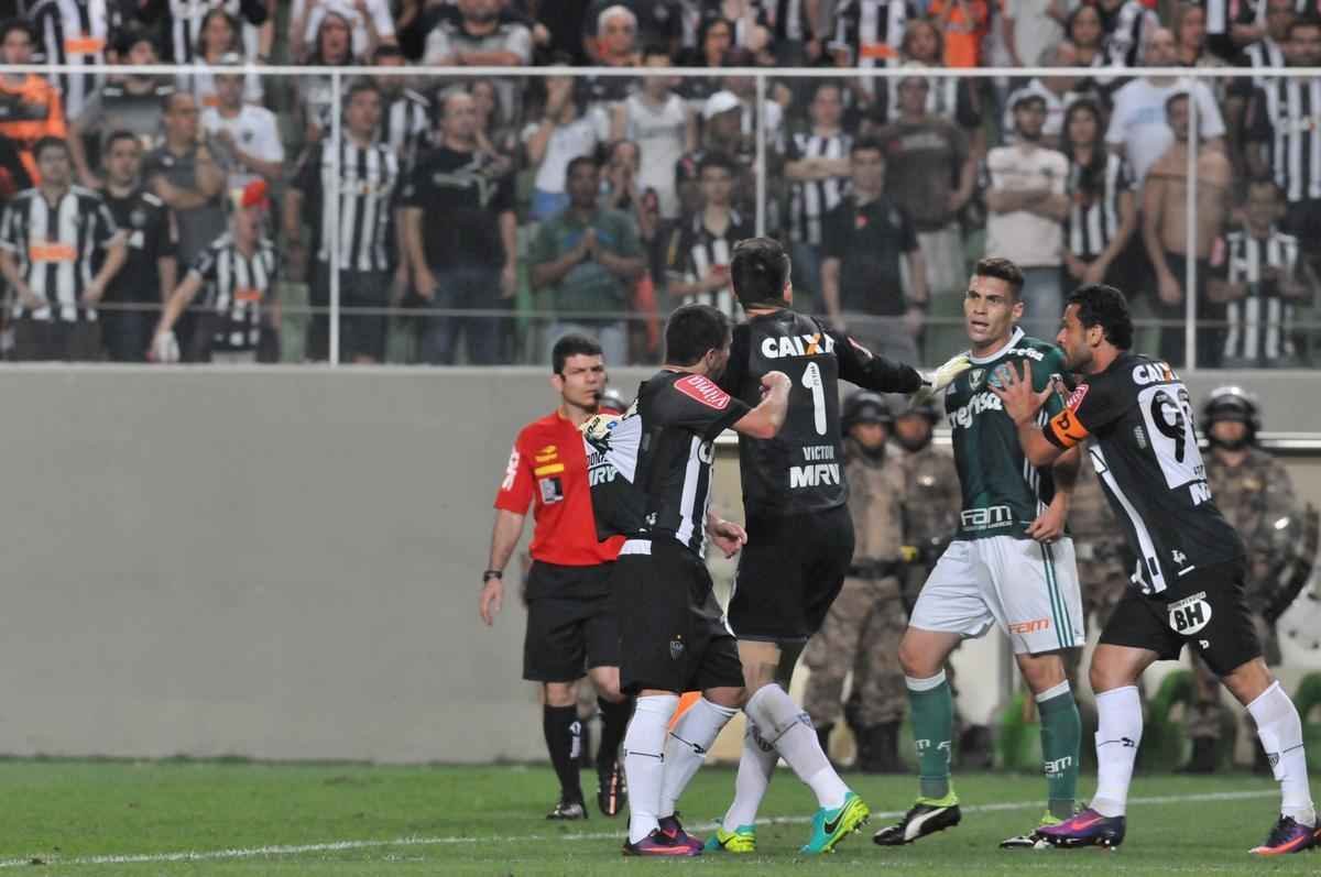 Imagens da confuso entre Leandro Donizete e Gabriel Jesus no Horto