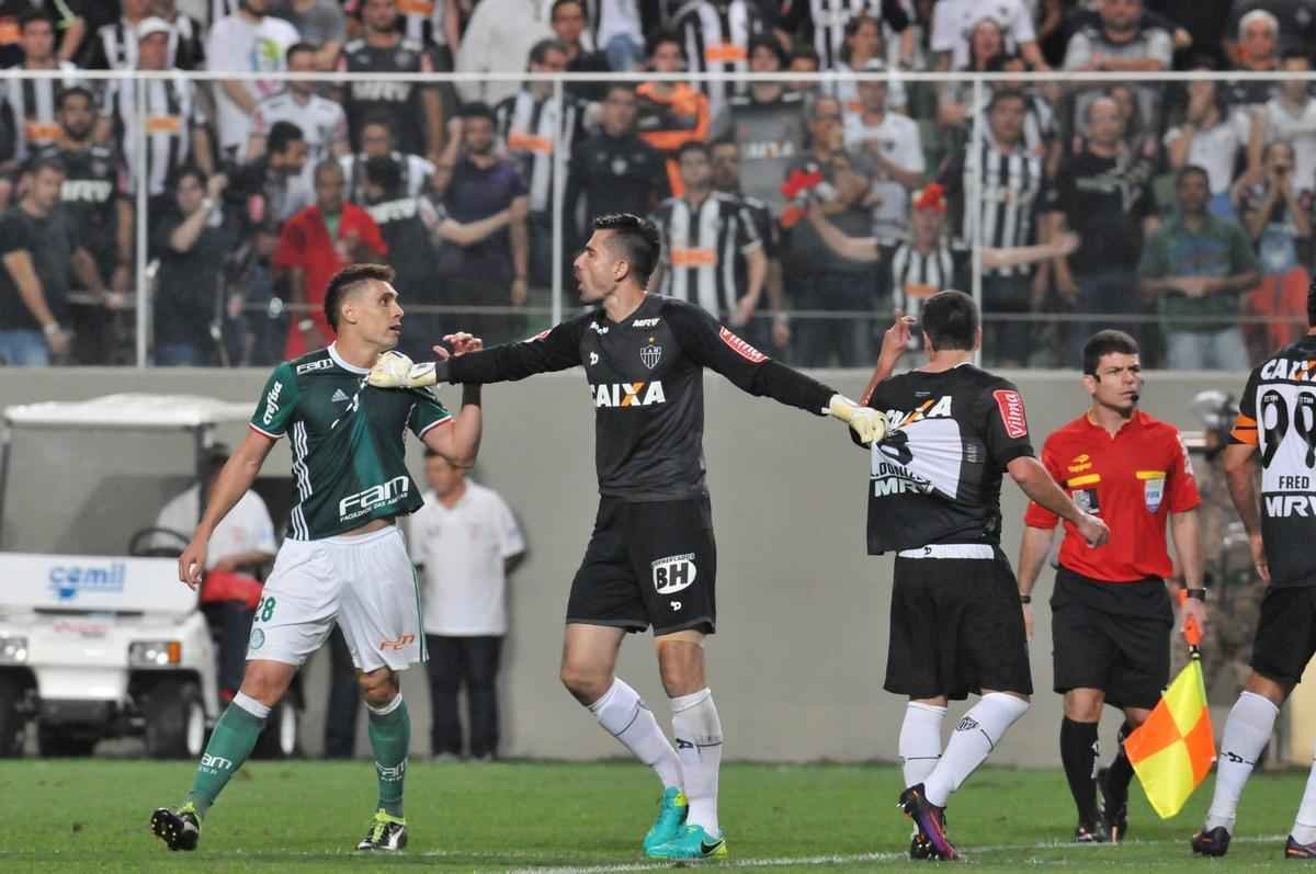 Imagens da confuso entre Leandro Donizete e Gabriel Jesus no Horto