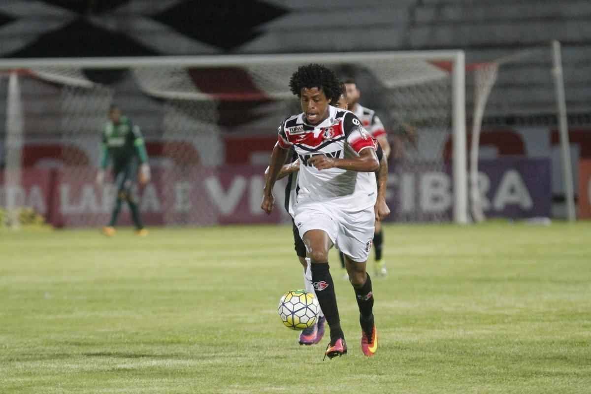 Imagens do jogo entre Santa Cruz e Atltico pelo Brasileiro