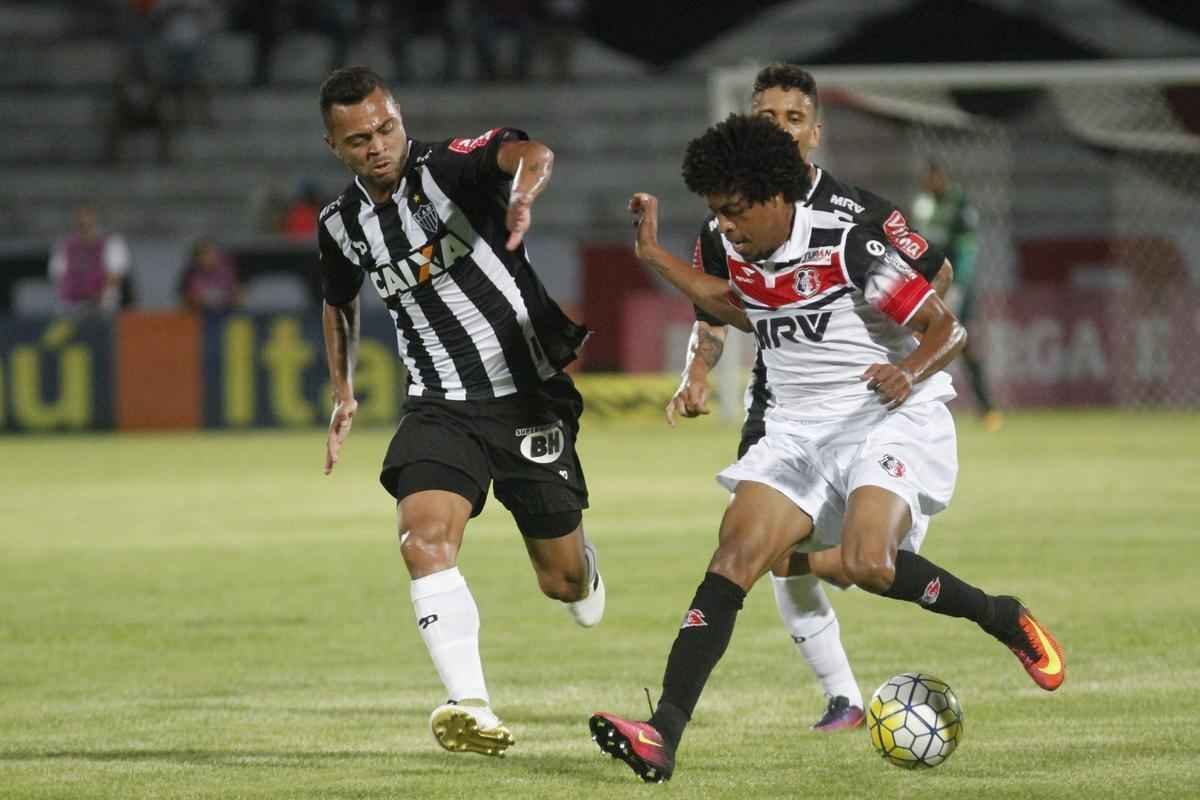 Imagens do jogo entre Santa Cruz e Atltico pelo Brasileiro