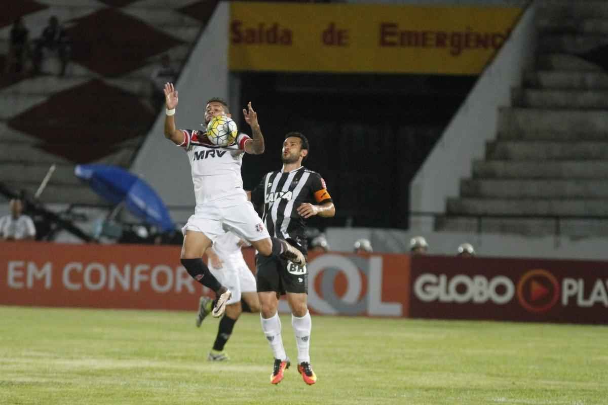 Imagens do jogo entre Santa Cruz e Atltico pelo Brasileiro