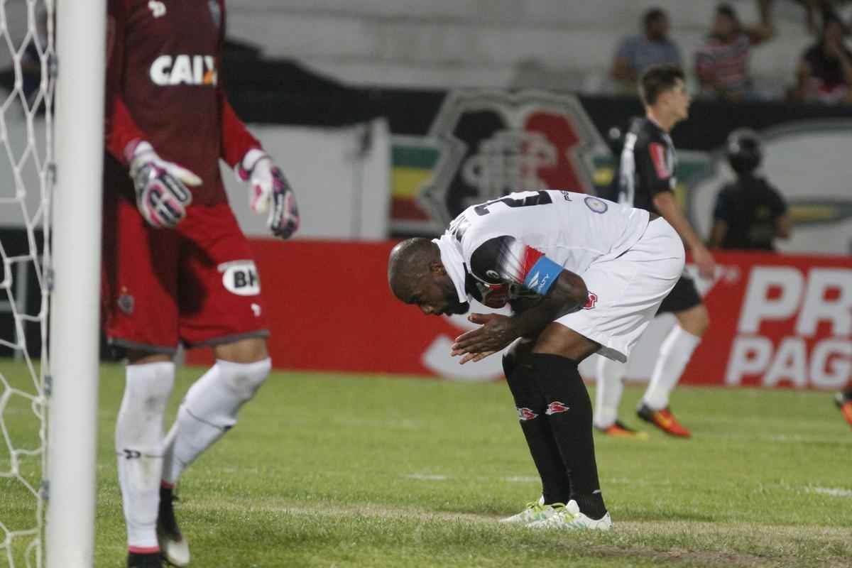 Imagens do jogo entre Santa Cruz e Atltico pelo Brasileiro