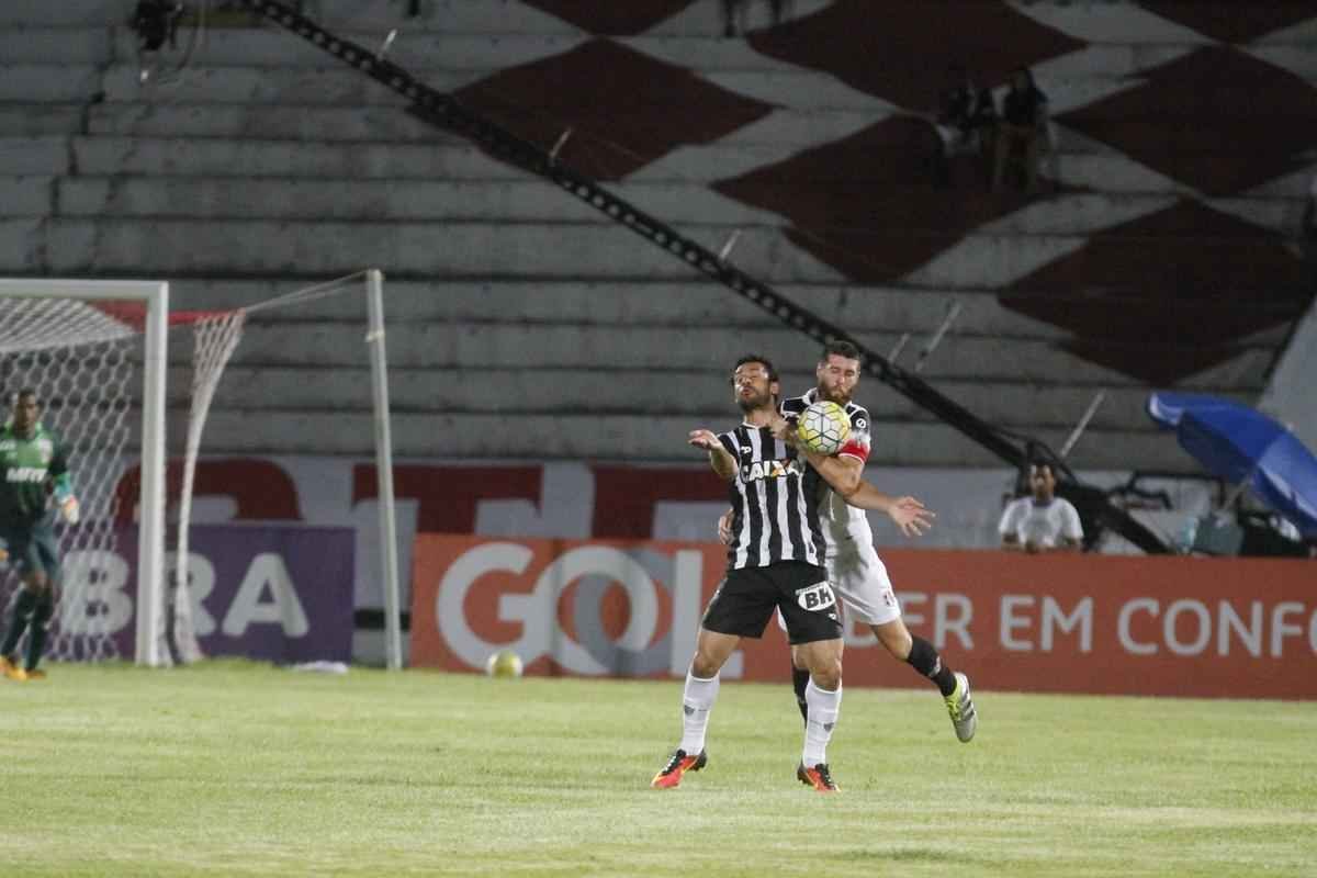 Imagens do jogo entre Santa Cruz e Atltico pelo Brasileiro