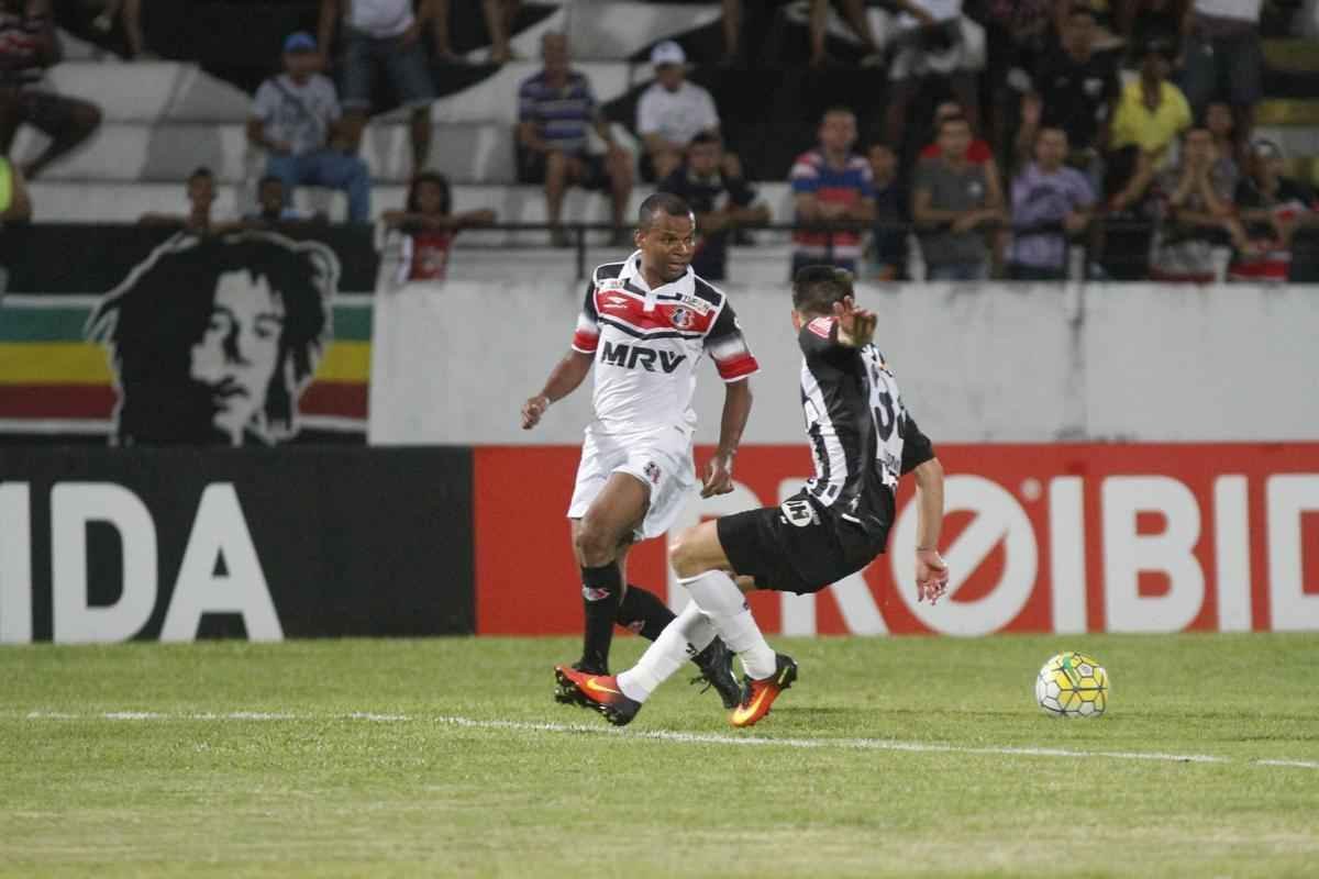 Imagens do jogo entre Santa Cruz e Atltico pelo Brasileiro