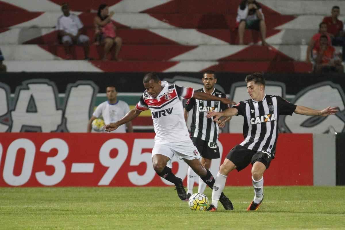 Imagens do jogo entre Santa Cruz e Atltico pelo Brasileiro