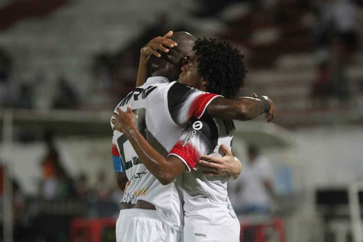 Imagens do jogo entre Santa Cruz e Atltico pelo Brasileiro
