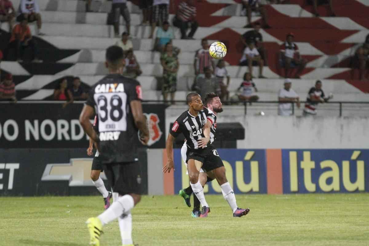Imagens do jogo entre Santa Cruz e Atltico pelo Brasileiro