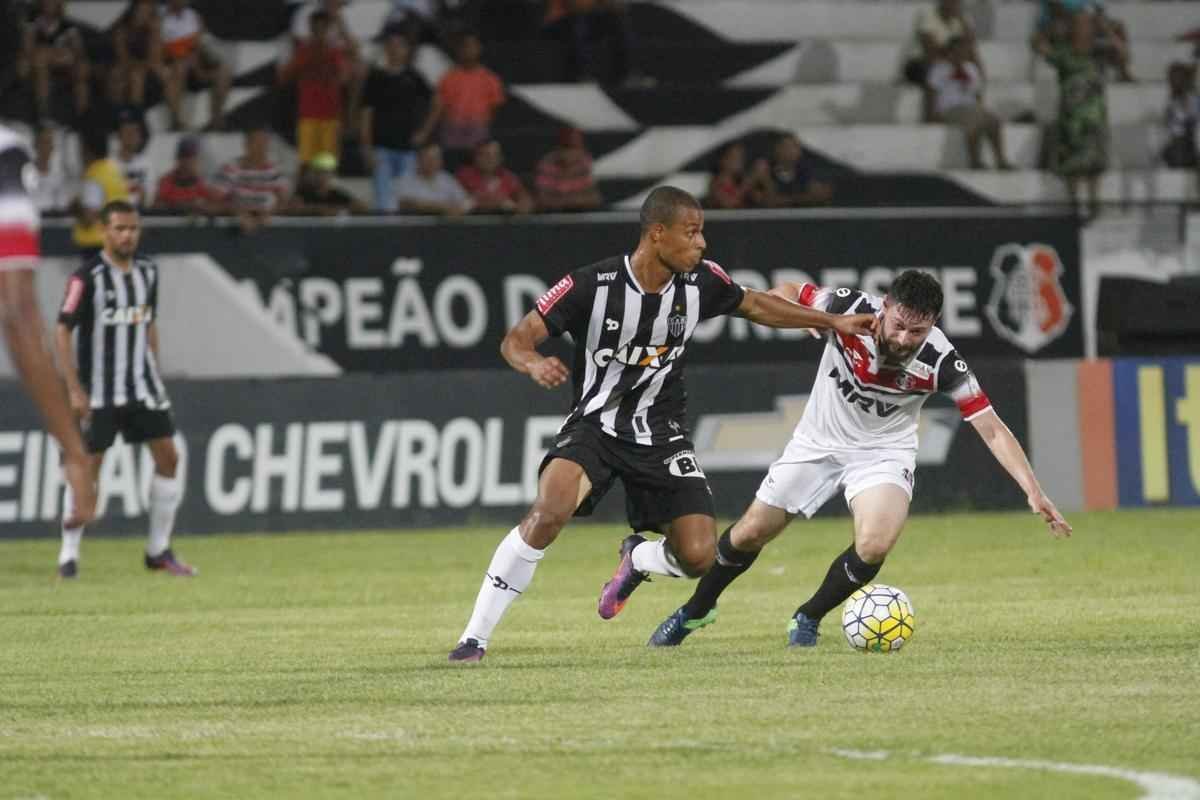 Imagens do jogo entre Santa Cruz e Atltico pelo Brasileiro