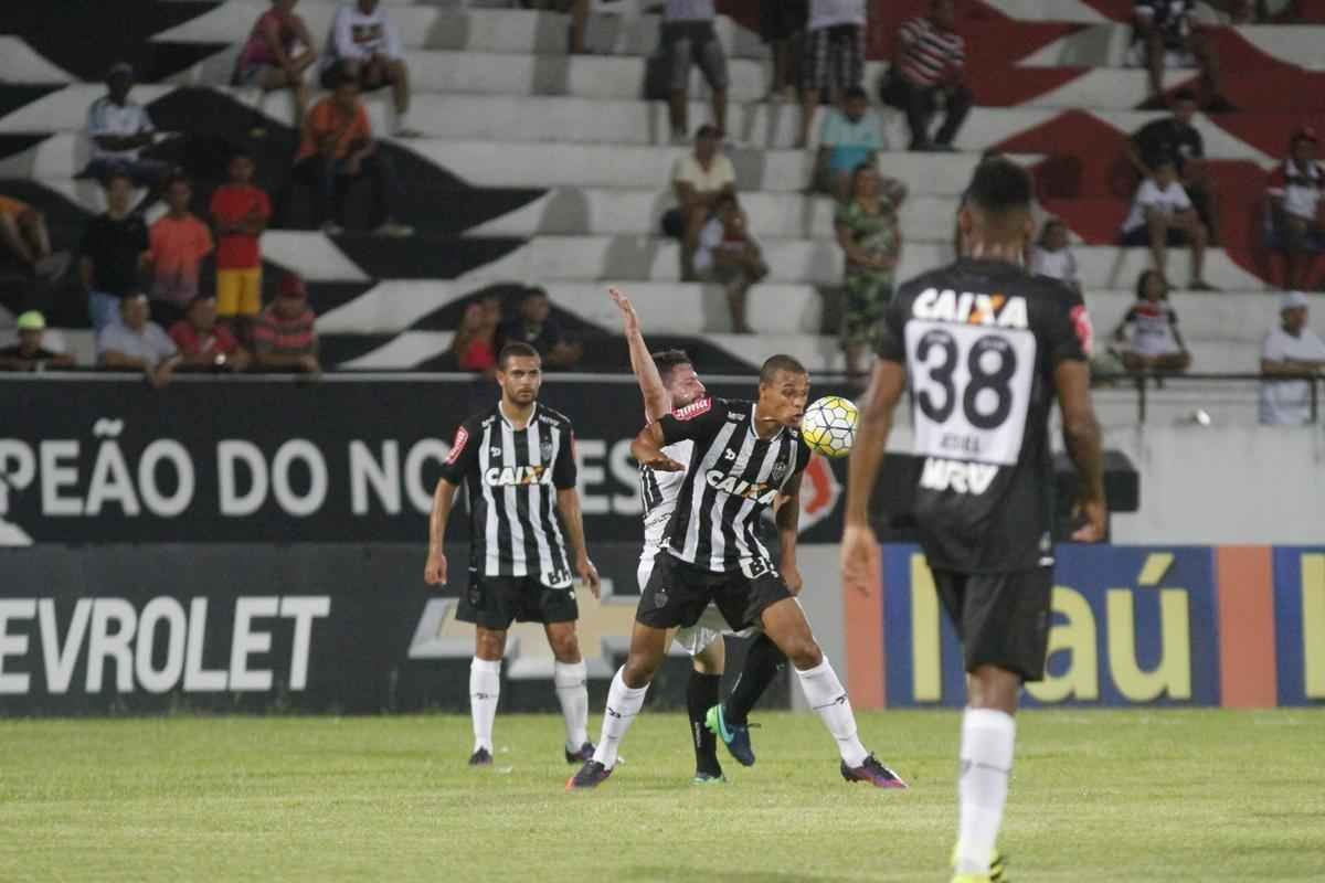 Imagens do jogo entre Santa Cruz e Atltico pelo Brasileiro