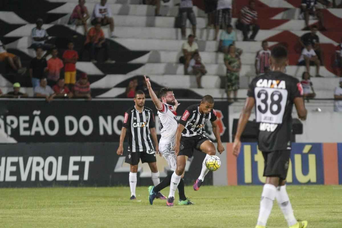 Imagens do jogo entre Santa Cruz e Atltico pelo Brasileiro