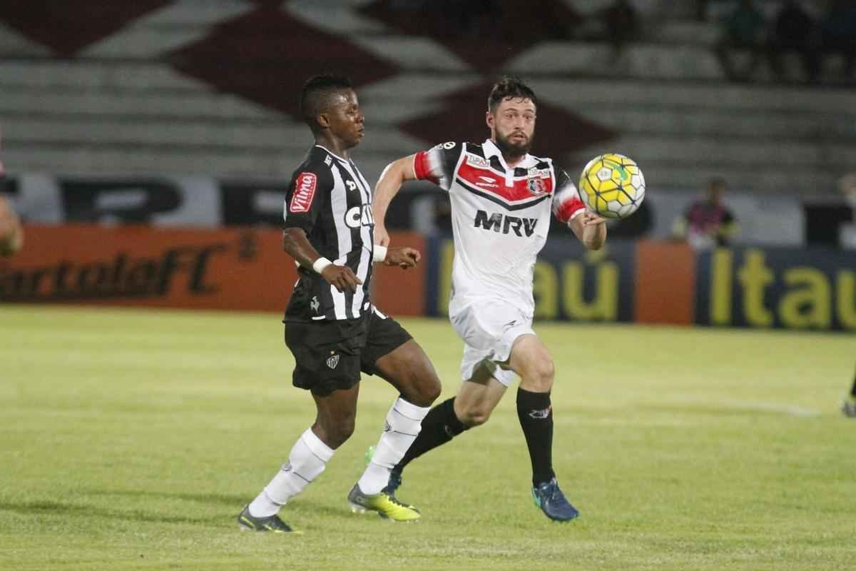 Imagens do jogo entre Santa Cruz e Atltico pelo Brasileiro