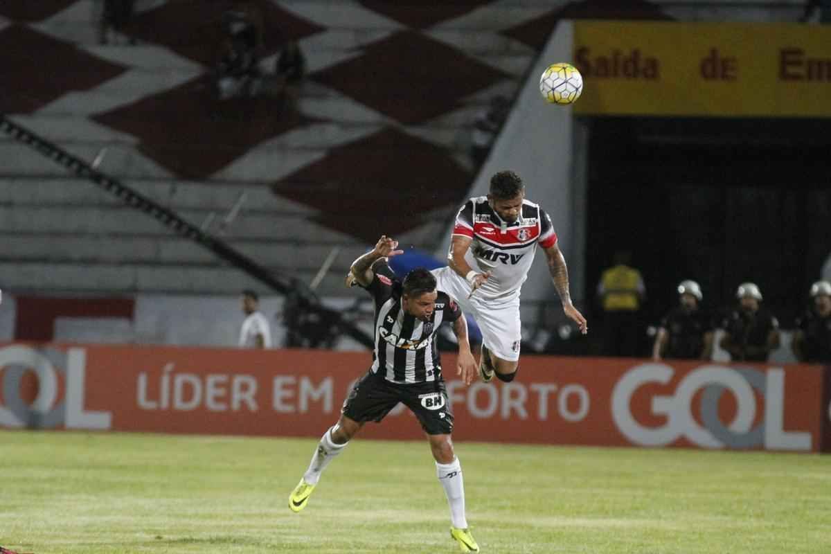 Imagens do jogo entre Santa Cruz e Atltico pelo Brasileiro
