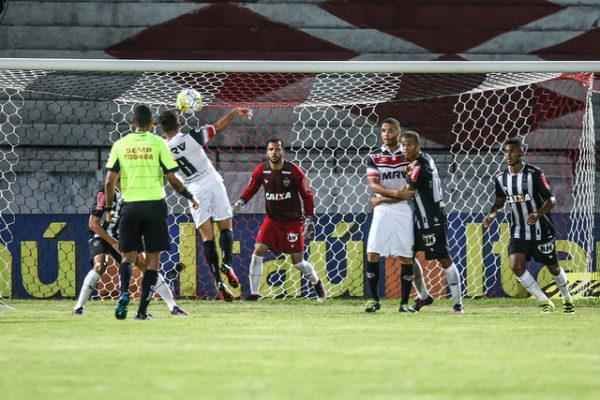 Imagens do jogo entre Santa Cruz e Atltico pelo Brasileiro