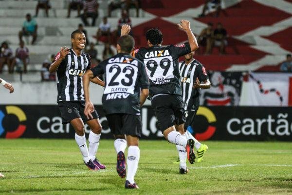 Imagens do jogo entre Santa Cruz e Atltico pelo Brasileiro
