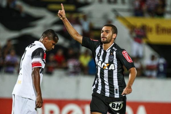 Imagens do jogo entre Santa Cruz e Atltico pelo Brasileiro