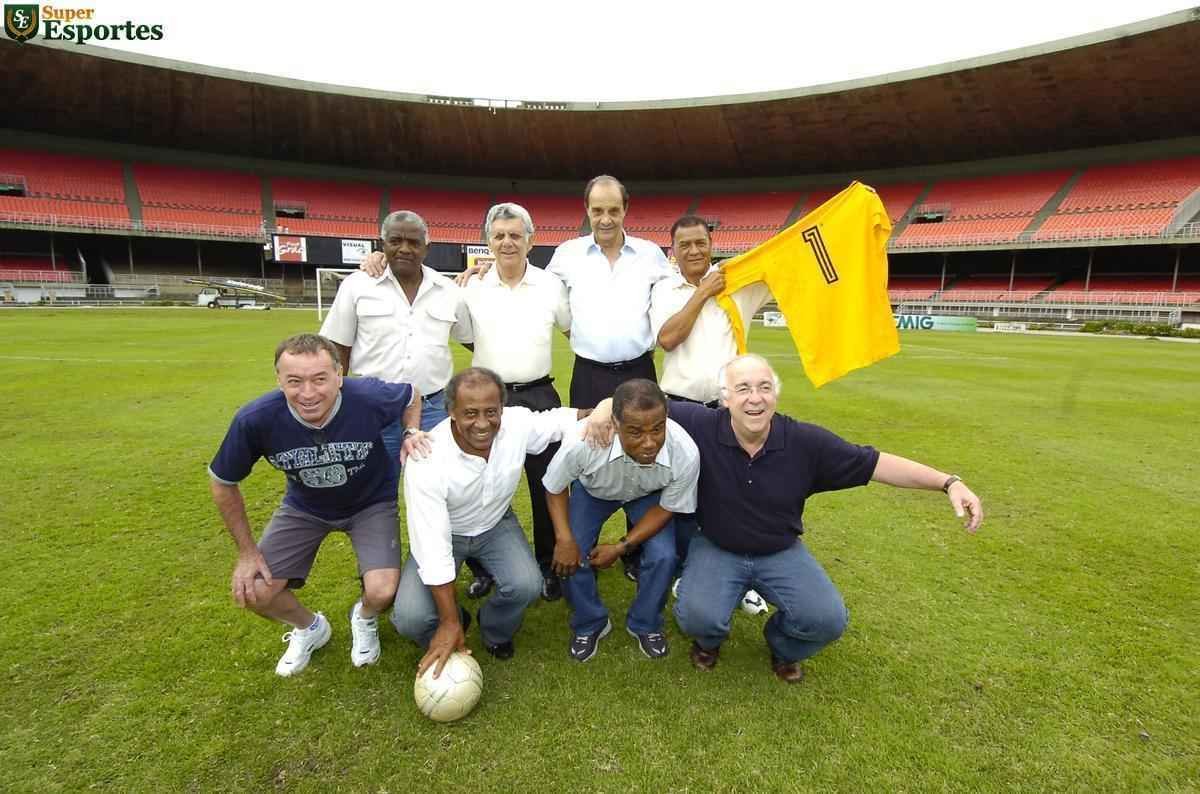 Na foto, em p, os ex-craques Z Carlos, William, Procpio e Neco que segura a camisa do ex-goleiro Raul. Agachados esto Natal, Dirceu Lopes, Evaldo e Tosto.